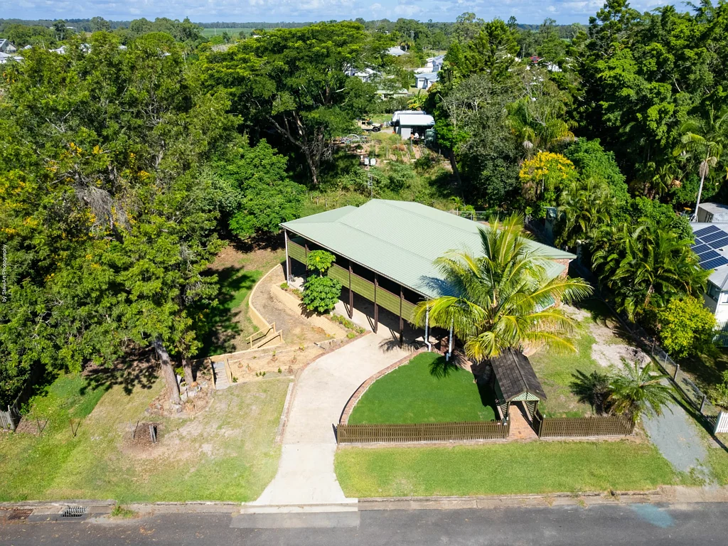 Maryborough 4Habitaciones Classic 1980�s Brick Home with Leafy Privacy  - in the City