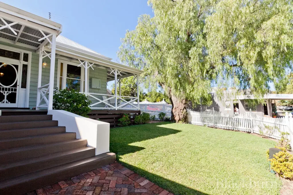 PRIME LOCATION | WELCOME TO 60 ST LEONARDS AVENUE
