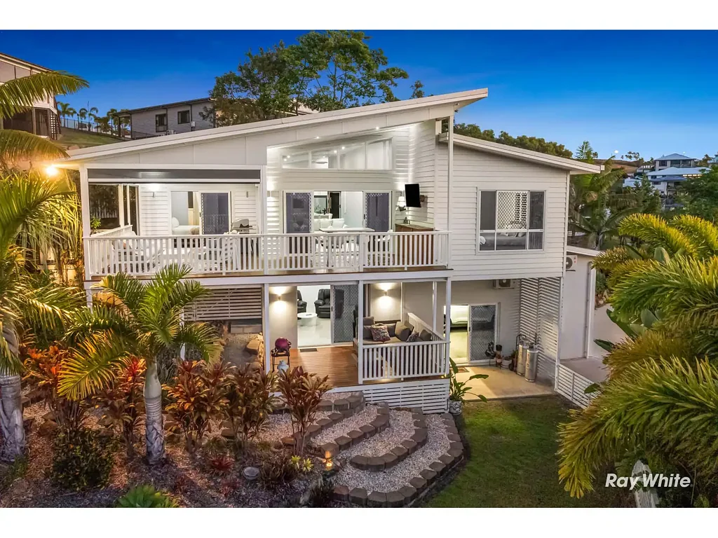 Lammermoor 5 Slaapkamer Elevated Coastal Living with Panoramic Keppel Bay Views on 1,470m²