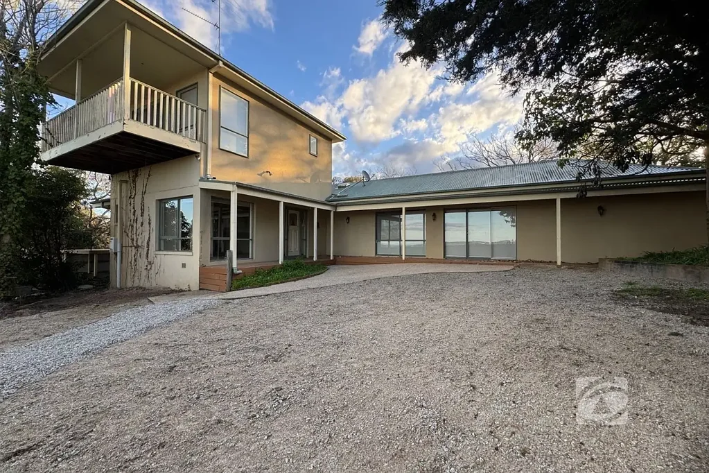 ACREAGE LIVING WITH SUBURBAN PERKS