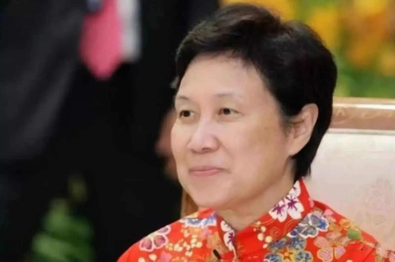 热议！新加坡总理夫人何晶为了退休金，向政府喊话！