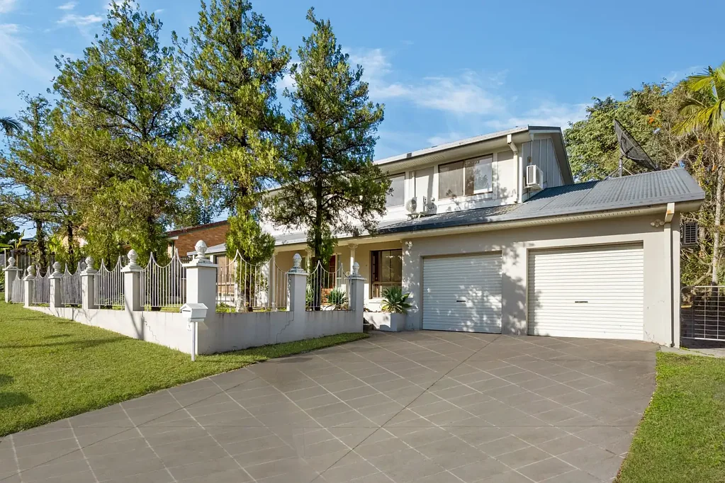 Spacious Family Home with Up to 6 Bedrooms in a Prime Regents Park Location