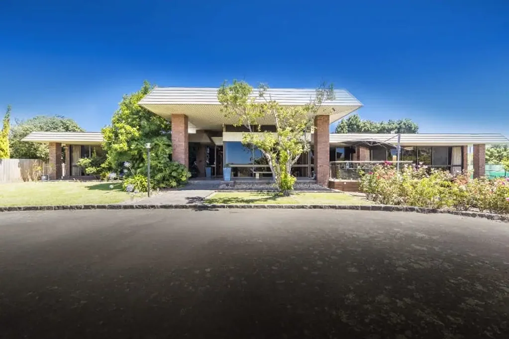 Dandenong North 5Kwarto EXCEPTIONAL 4,177sqm NRZ2 LANDHOLDING WITH RENOVATION AND
SUBDIVISION POTENTIAL (STCA)