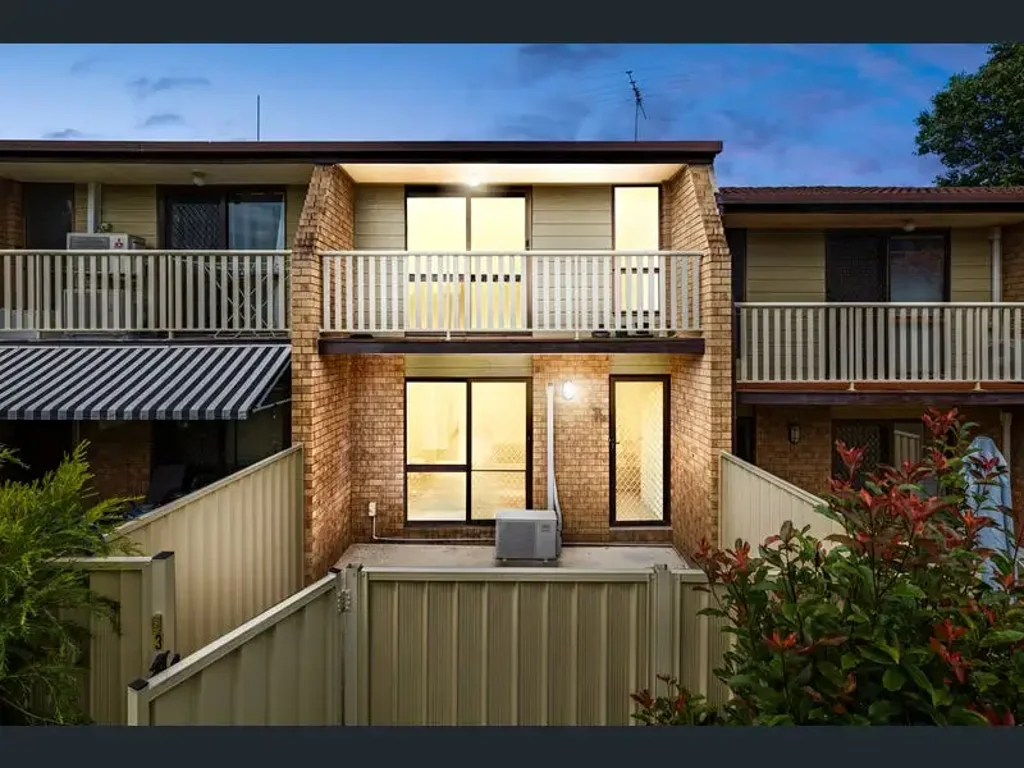 TOWNHOUSE IN ULTIMATE REDCLIFFE LOCATION