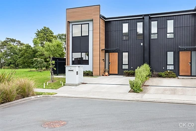 Wallaceville 3房  Reserve-Side Living Made Easy