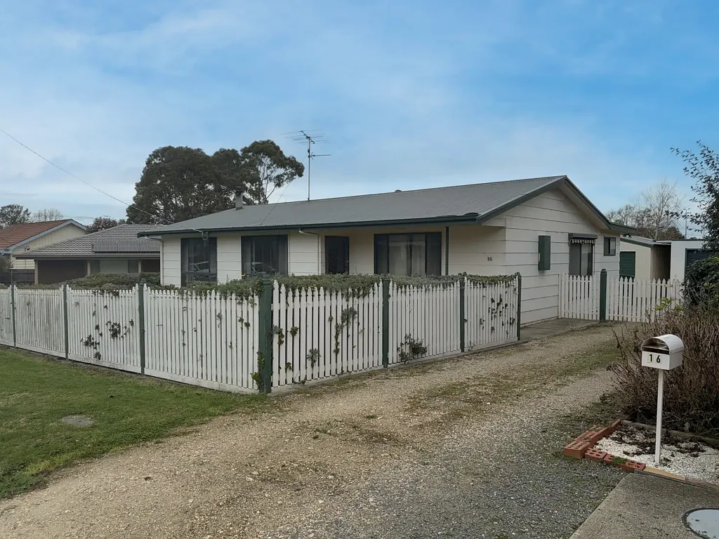 East Bairnsdale 2 Bedroom Imagine Space to Grow in a Charming Cottage Setting. Can You Picture It?