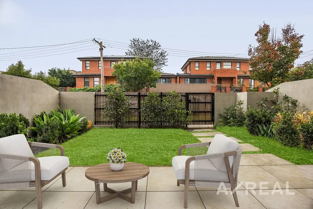 Camberwell 3房 Camberwell中心底楼 顶级设计 3卧公寓 宽敞庭院 高端厨房 主卧套间 免维护生活 绿意屋顶休闲区 知名学校环绕 交通便捷 A 3-bedroom apartment that feels like a townhouse-without the maintenance