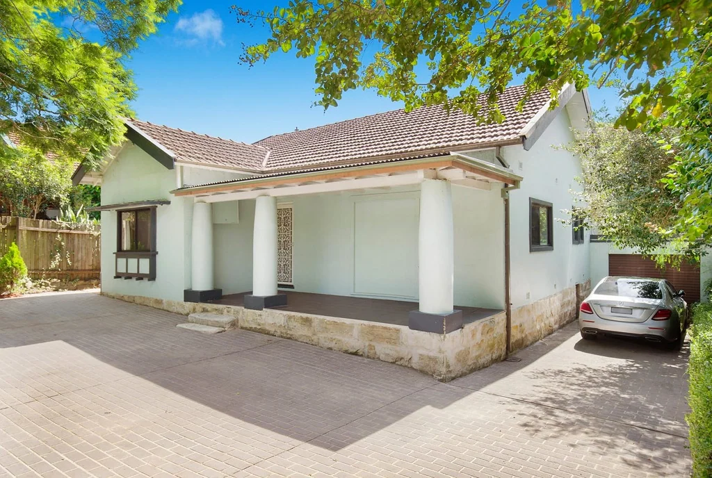 Roseville  DA approved extension single-level bungalow boasts a spacious rear yard