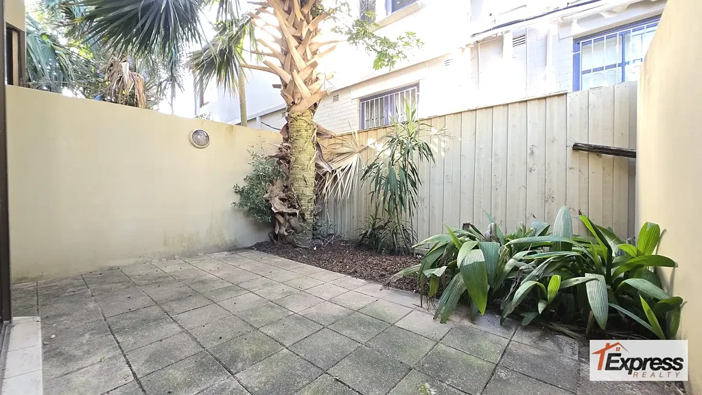 MODERN ONE BEDROOM WITH COURTYARD & CAR SPACE