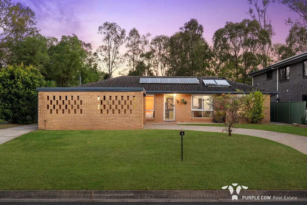 Daisy Hill 4Kwarto Private Family Retreat on 600m² – Bushland Backdrop, Side Access & Walk to John Paul College