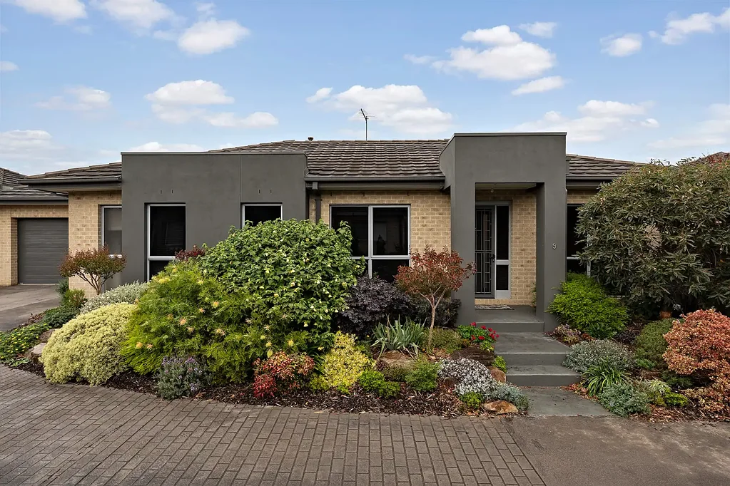 Large unit in fantastic location!