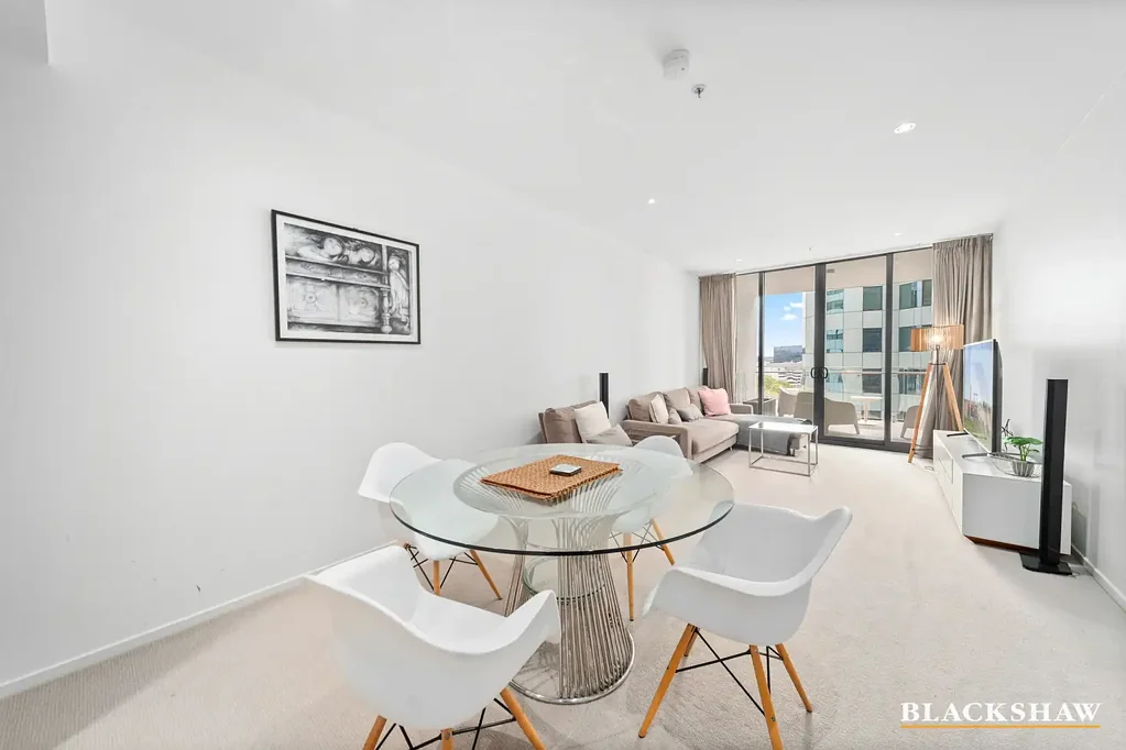 City 2 Bedroom Brand new carpet and paint! Vacant and ready to live in