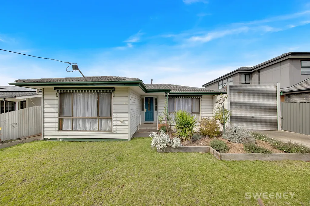 Bright and spacious, three bedroom residence in quiet location