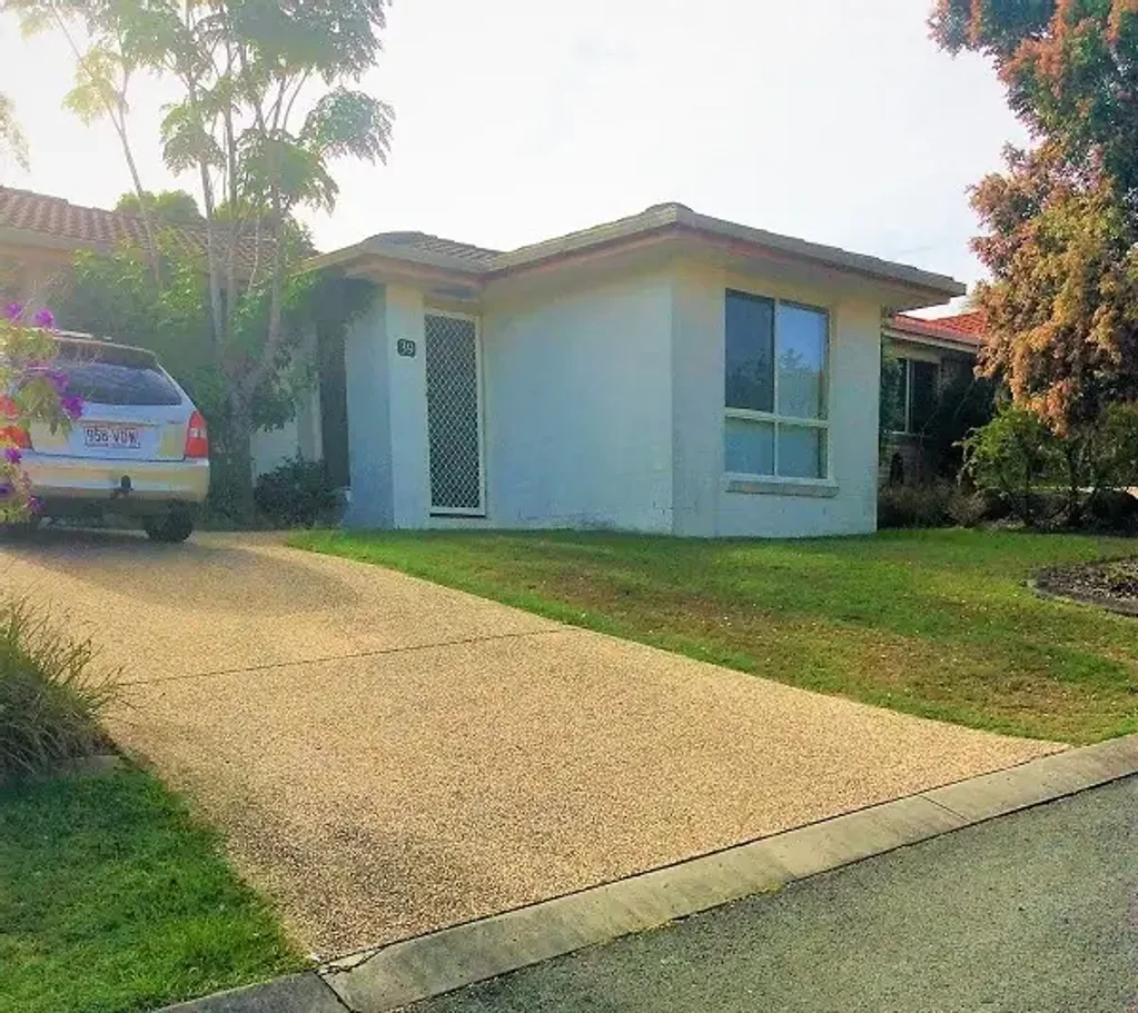 Lovely 2 bedroom free standing home in the Pelican Heights Estate