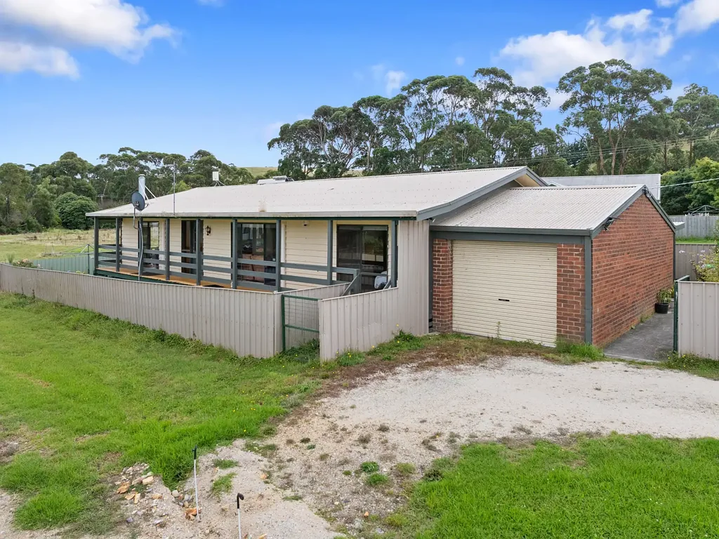 Toora 3 Bedroom Right in town with rural views