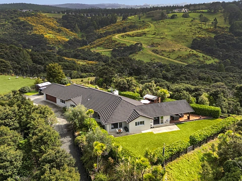 Dairy Flat  Solid - rendered brick home - tranquil location!