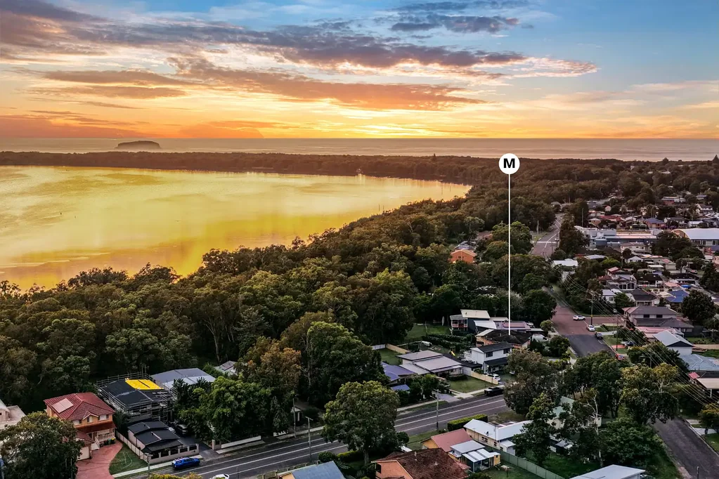 Budgewoi 3ਬੈੱਡਰੂਮ Substantial family home on waterfront reserve