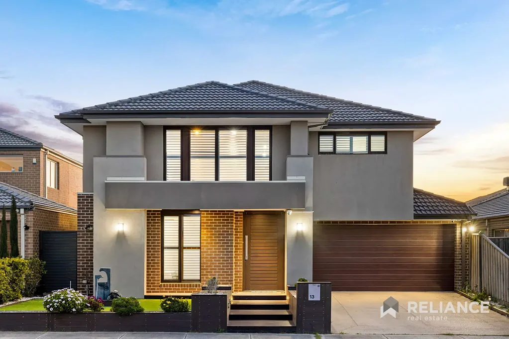 Point Cook 5ห้องนอน Henley-Built Luxury in Upper Point Cook – Bedroom & Bathroom Downstairs