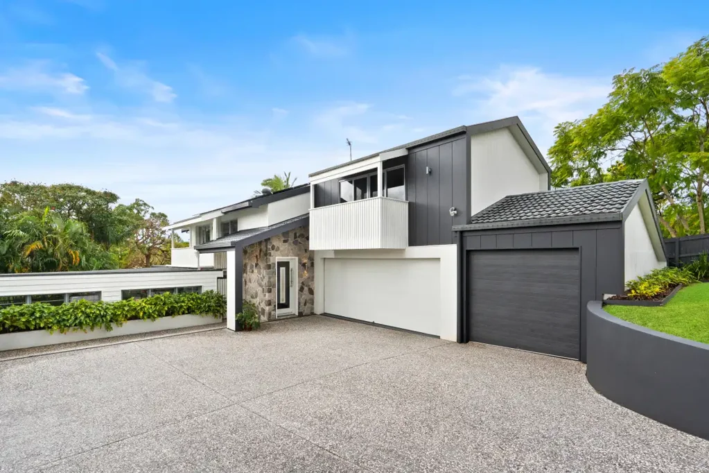 Ashmore 5 Slaapkamer SPACIOUS FIVE BEDROOM FAMILY HOME ON 816m2 BLOCK