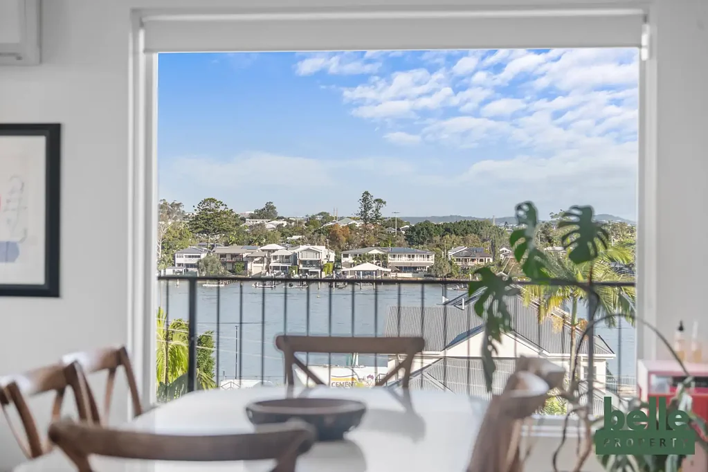 Luxury Top-Floor Apartment with Panoramic River & City Views