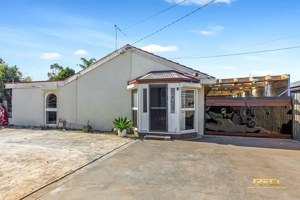 Melton 5房 宽敞地块 5卧2厨 采光极佳 宽敞起居 双车库 现代舒适 设施齐全 Stylishly Renovated Family Home with Dual Living Potential