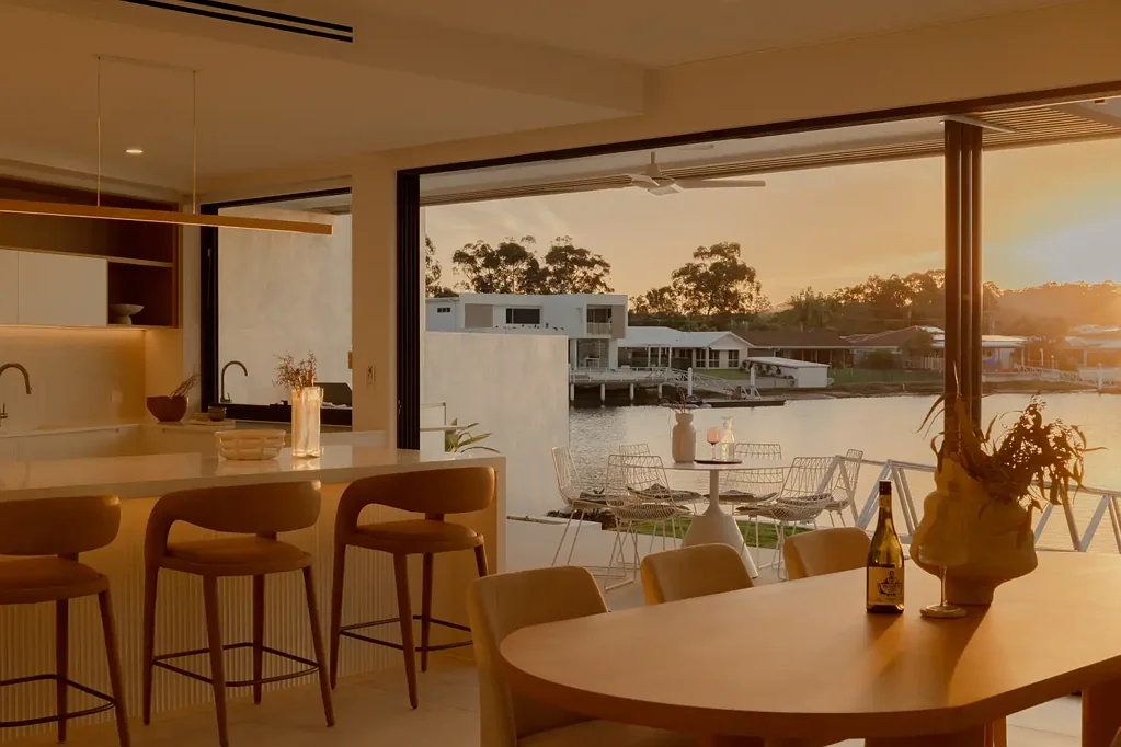 Maroochydore 4બેડરૂમ Luxury Riverfront Living: Brand New Designer Build