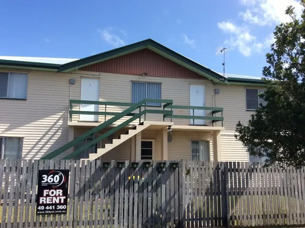 LOW MAINTENANCE, RENOVATED UNIT SITUATED IN A QUIET CUL-DE-SAC