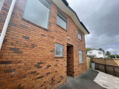 5 bedroom house, large lounge area with 3 bathroom on Hall Avenue Favona