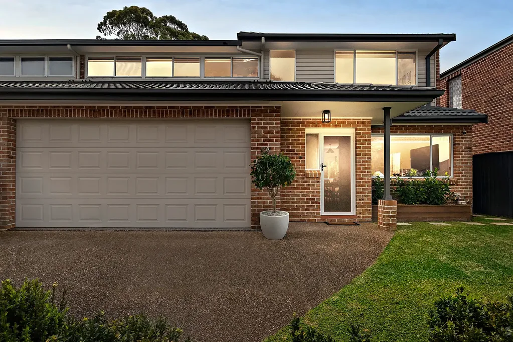 Killarney Heights 3कमरा North-facing Torrens Title townhome offering village convenience