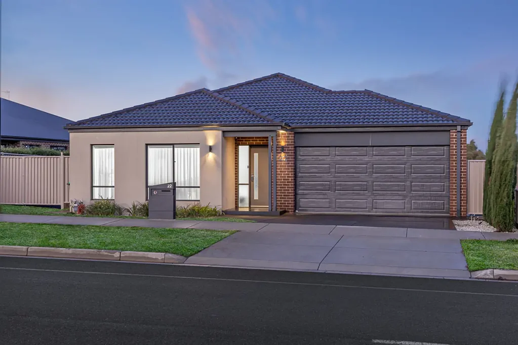 Winter Valley 4chambre Modern Family Comfort with Multiple Living Zones and Side Access