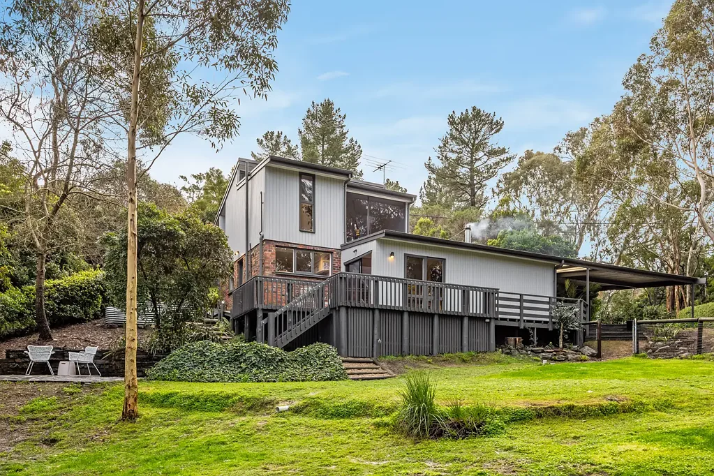 Aldgate 3ਬੈੱਡਰੂਮ Escape to a Split-Level Sanctuary Wrapped In Aldgate Greenery.