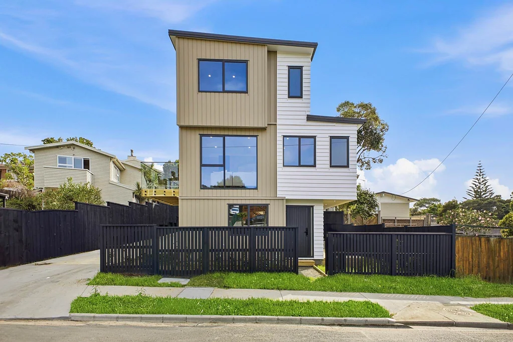 New Lynn 4chambre Welcome Home to Comfort, Style & Convenience!