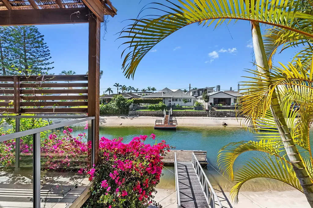 Broadbeach Waters 5ਬੈੱਡਰੂਮ Elevated Waterfront Living: A Current Holiday Rental Home with Panoramic Views and Private Pontoon