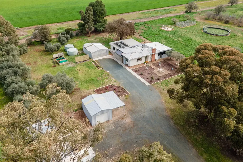 Corop 3Zimmer Renovated Farmhouse Set on 12 Acres!
