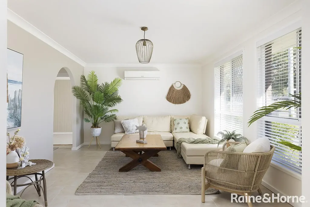 Tanilba Bay 4 Bedroom Impeccably Renovated - Move Straight In & Enjoy