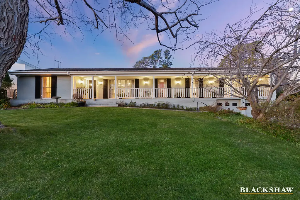 Yarralumla 4房  Embassy enclave elegance opposite parklands