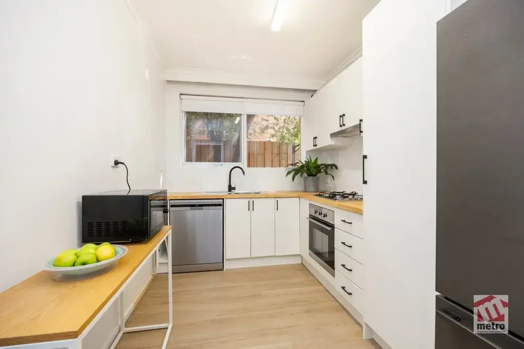 IMMACULATE APARTMENT IN HIGHLY SOUGHT LOCATION!