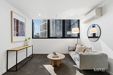 Melbourne 2房 CBD核心地 1108/8 Sutherland St 开放式设计 地板到天花板窗 壮观都市景观 现代厨房 优质电器 邻近女王市场 咖啡馆餐厅 High-Yield Melbourne CBD Investment | Approx. 8% Return