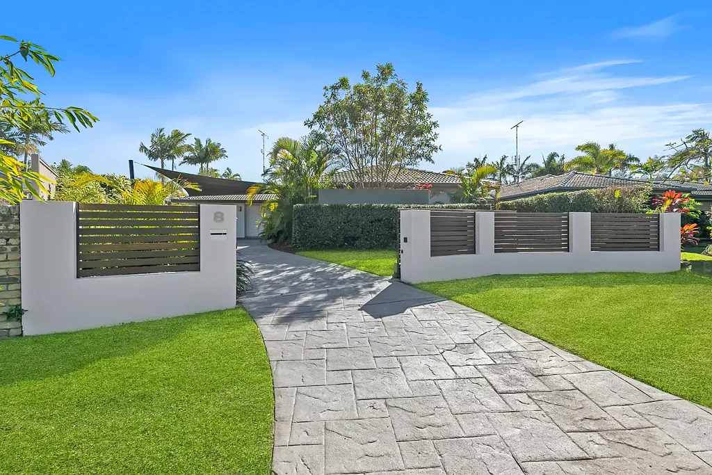 Mountain Creek 5 Bedroom Large Private 5 Bedroom Modern Family Home on Level 971m2 Block, with Pool and North Facing Entertaining
