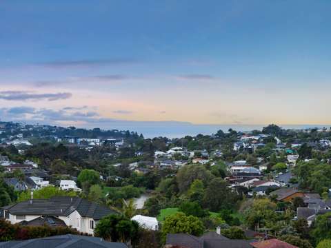 Browns Bay 4 Bedroom Coastal Charm in Rangitoto Zone