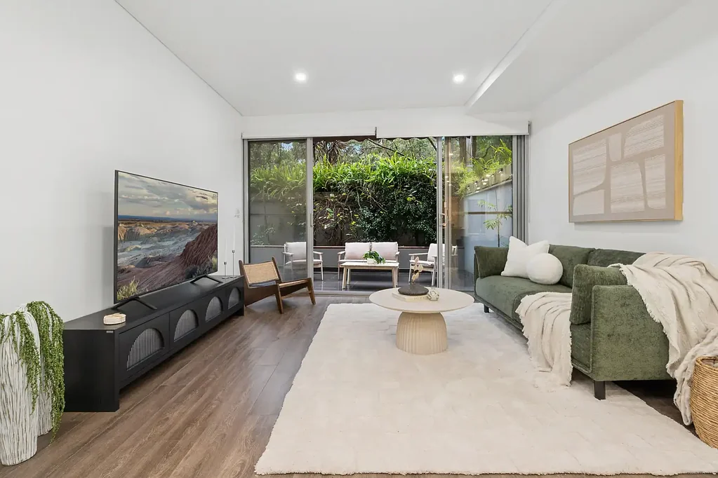 Lane Cove 3房 首层私密庭院 双露台环绕 CaesarStone岛台 三房通户 主卧套房 电梯两车位 安保停车 公园旁宁静 Private ground-floor haven steps from Batten reserve and city transport
