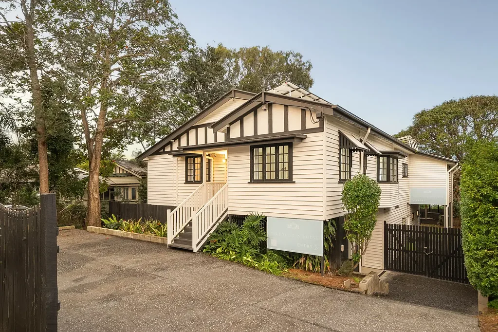 Nundah 5ห้องนอน Elegantly Renovated Queenslander With Flexible Layout