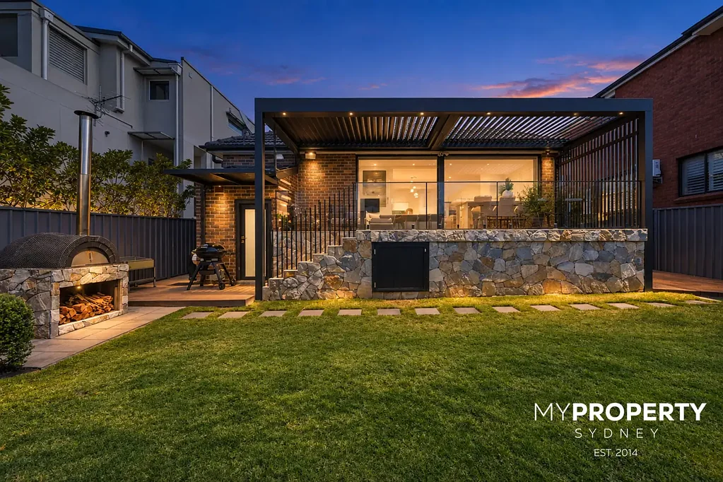 Russell Lea 3બેડરૂમ FLAWLESSLY PRESENTED HOME MEETS LUXURIOUS BAY-SIDE LIVING