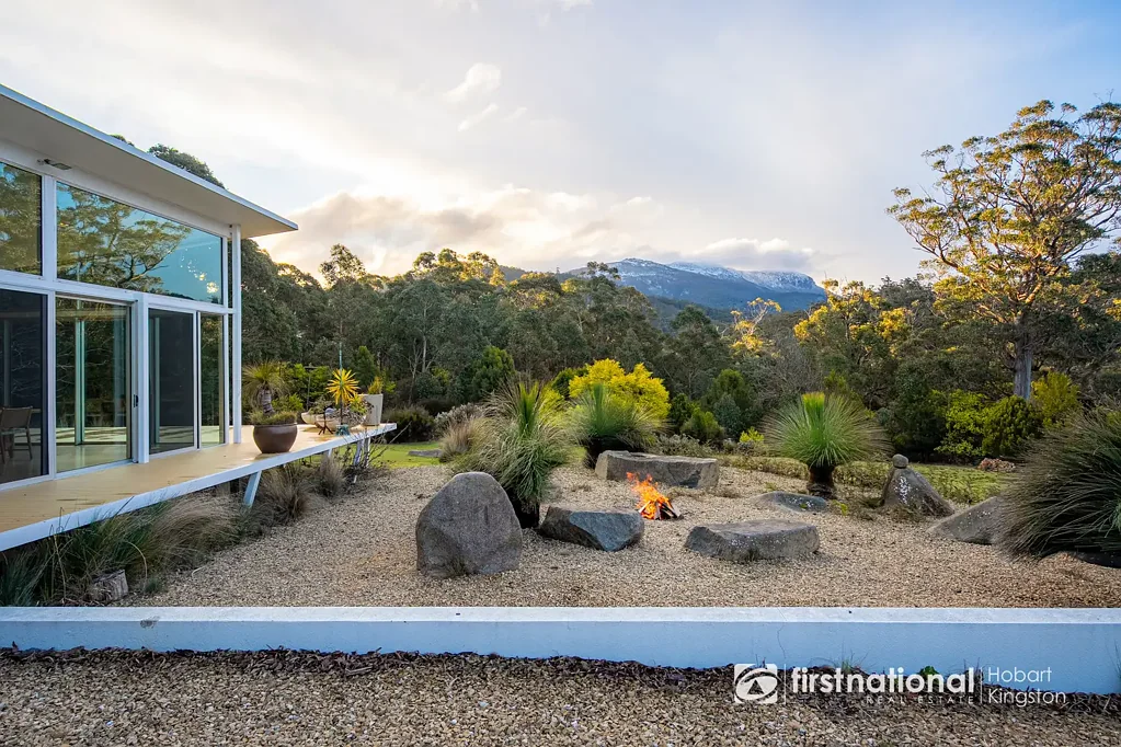 Kingston 3房  Lush 8-Acre Tasmanian Sanctuary: Architectural Masterpiece Just 15 Minutes from Hobart