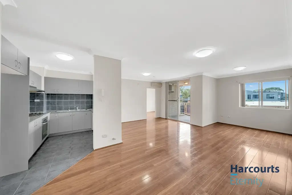 Superb 2 Bedroom Apartment, Opposite To Train Station!