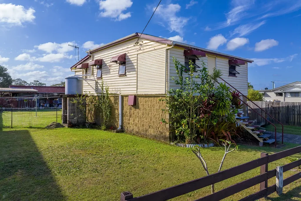 Tin Can Bay 1ห้องนอน Renovator’s Delight with Coastal Charm – Prime Tin Can Bay Location!