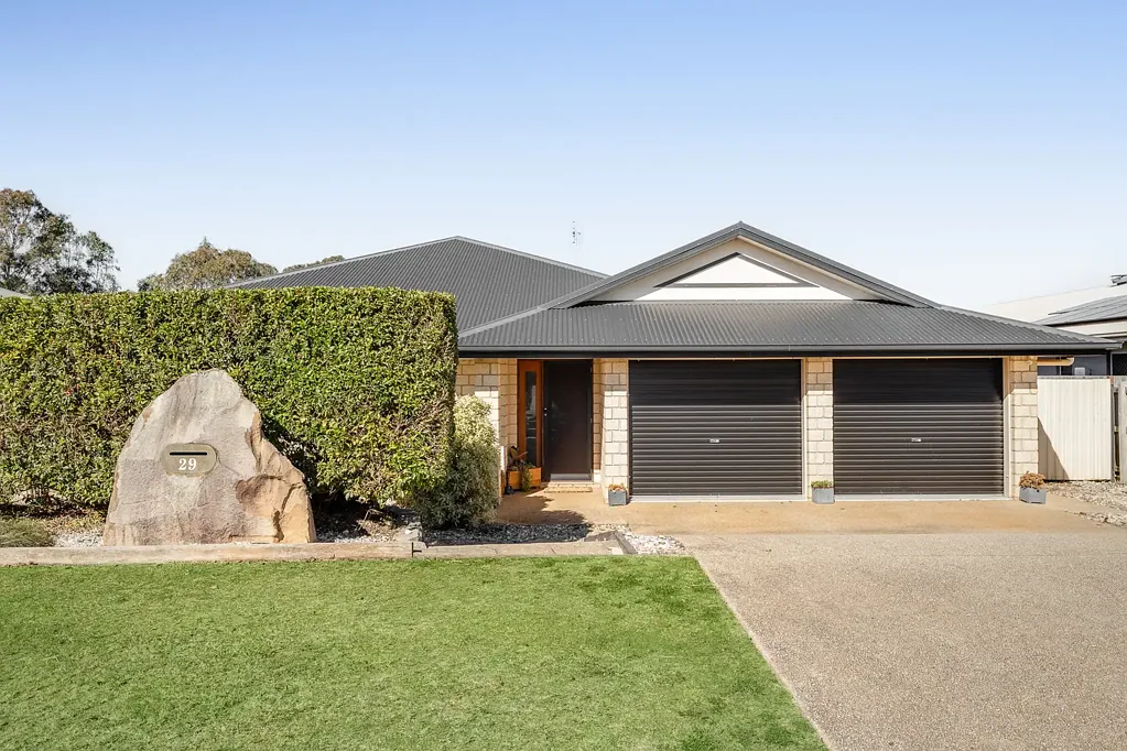 Glenvale 5 Slaapkamer Expansive Family Living with Resort-Style Pool - Backing Onto Parkland