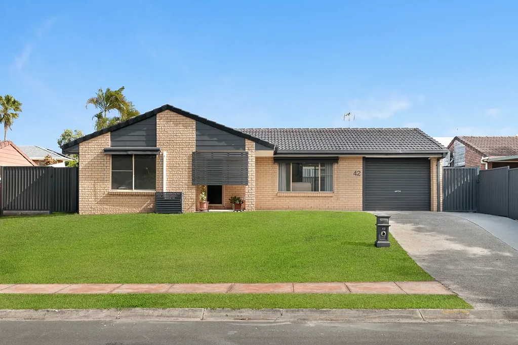 Oxenford 4Kwarto Immaculate Single-Level Living with Side Access & Family Appeal