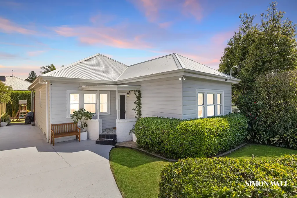 Adamstown 3 Slaapkamer Beautifully Renovated Home with Soaring Cathedral Ceilings