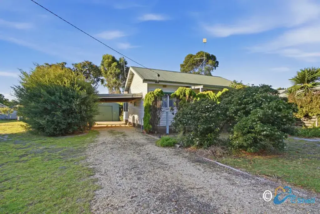 Loch Sport 1 Slaapkamer PACKED WITH POTENTIAL ON HUGE DOUBLE BLOCK!